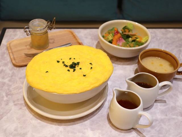 ベーコンオムレツ（デミグラスソース付）　980円（税別）※提供時間：11時～14時まで、17時～閉店まで