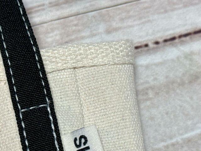 素材はポリエステルと綿の混紡。厚手で丈夫なコットンキャンバス調の生地