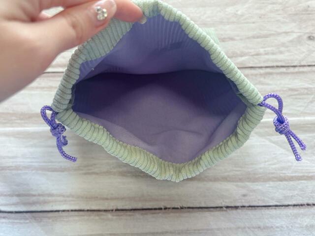 内側はロゴ刺繍と同じパープル。細かいところまで凝っていてかわいい！