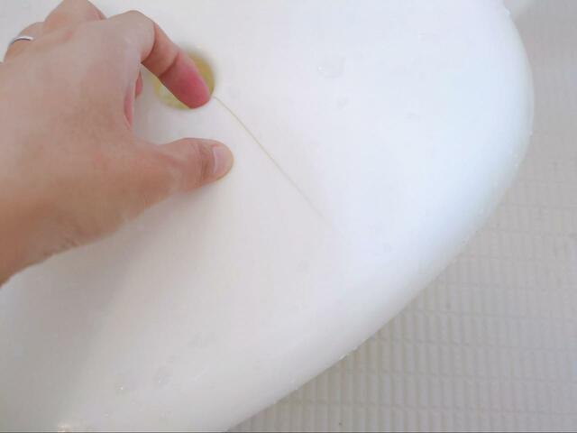 【我が家の従来使用していたいす】何年使ったかわからないほどで、ついに座面にひびが入ったため買い換えました