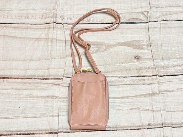 背面にもポケット付き