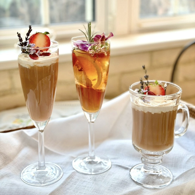 ＜スティルルームス＞  左：ローズブルームチャイ（アイス）、中央：スプリングガーデンフルーツ＆フローラルティー（アイス）、右：ローズブルームチャイ（ホット） 各1,210円 ※各日各20杯限り  ■販売期間：3月10日(火)～3月13日(金)のみ【伊勢丹新宿店『英国展 2026』】