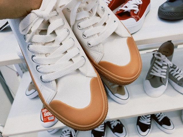 【ワークマン Wクッションキャンバスシューズ】長時間の着用でも疲れにくく、足への負担を軽減