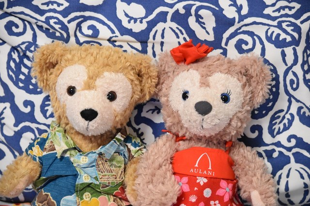 2014年8月に発売したトリ・リチャードのアロハシャツを着たダッフィーと赤い水着姿のシェリーメイ