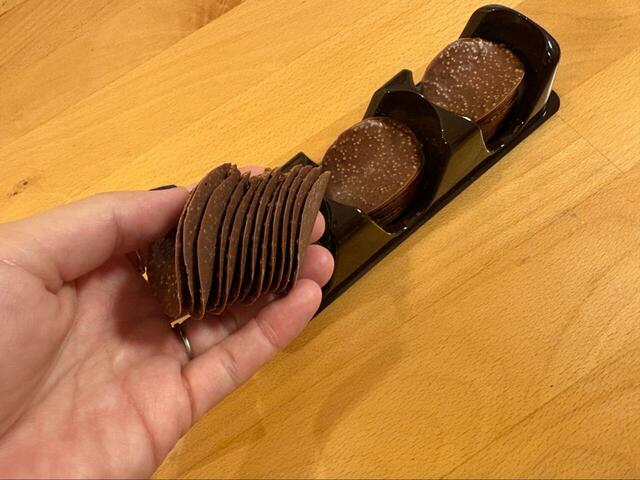 【コストコ ハムレット チョコクリスピー】1つのブロックに12枚!来客用やコーヒータイムのお供にも活躍してくれる満足度の高い一品です!