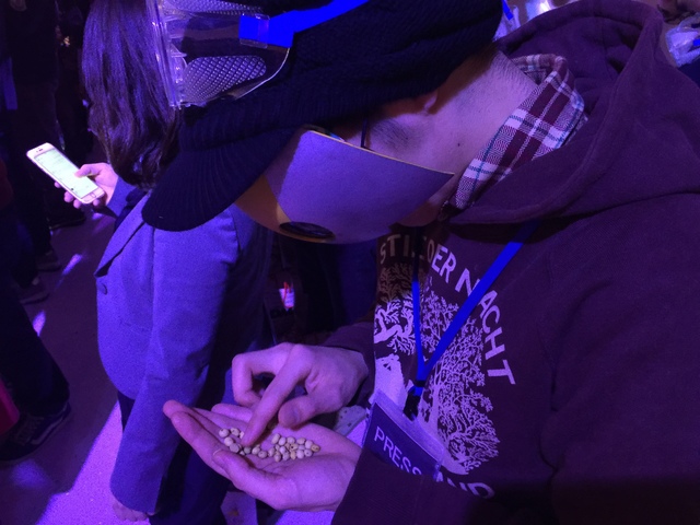 東京タワーで行われた「すごい豆まき2015」の様子。