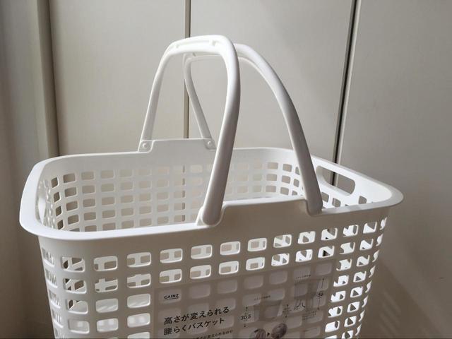 【カインズ 高さが変えられる腰らくバスケット ホワイト】楽な姿勢で洗濯物を取り出せます