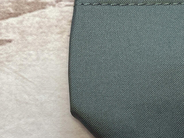 素材はポリエステル。おしゃれなグレーカラー