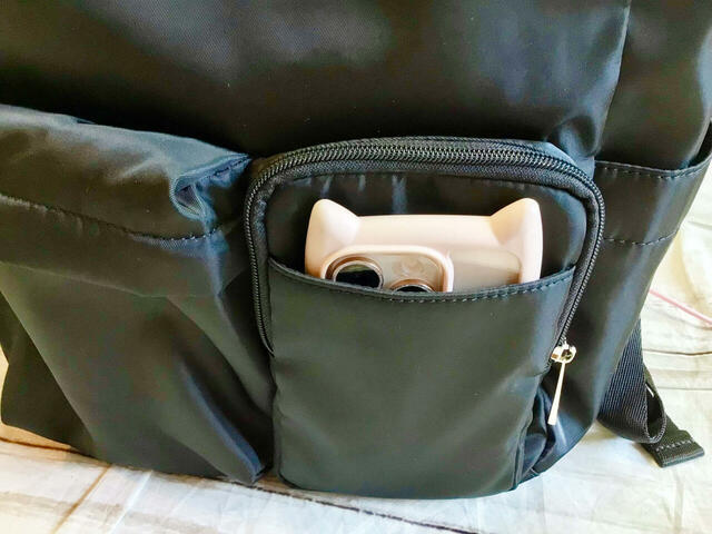 前面右側のオープンポケットはスマホがぴったり入る大きさ