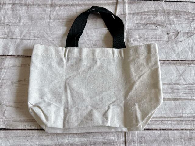 バックは装飾がないシンプルなデザイン