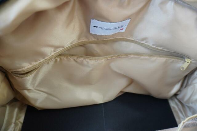 大きめなファスナーポケット