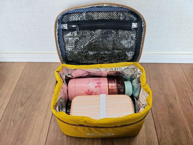 【mont-bell　クーラーボックス4.0L】約7×15cmのお弁当箱と355mLの水筒も入りました。ランチバッグとして使うのもありかも？