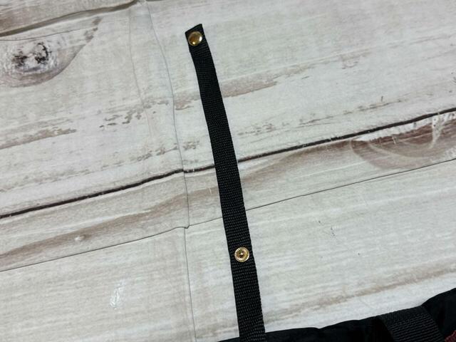 折りたたんでまとめられるストラップ付き