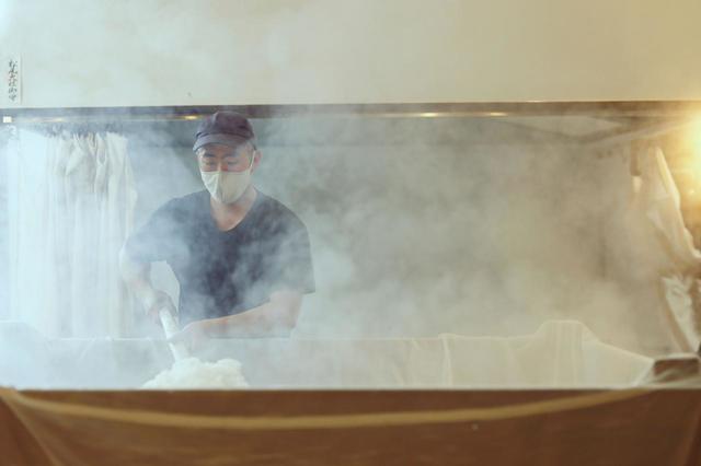 甑（こしき）で蒸し上った米をかき混ぜつつ、次の放冷へ作業を移す。撮影／鈴木規仁