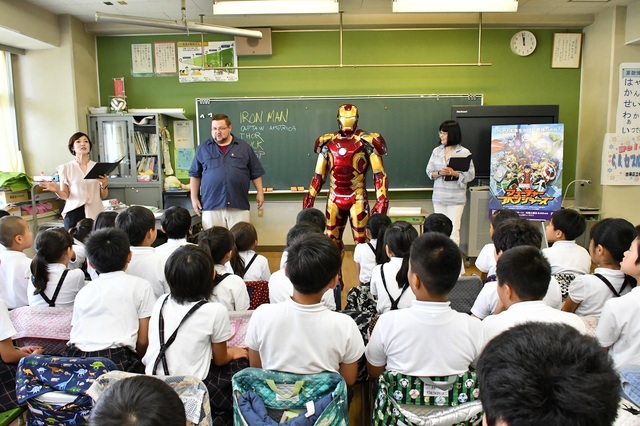 都内の小学校で特別授業も実施。マーベル・エンターテイメントのバイスプレジデント、C.B.セブルスキー氏と、アイアンマン