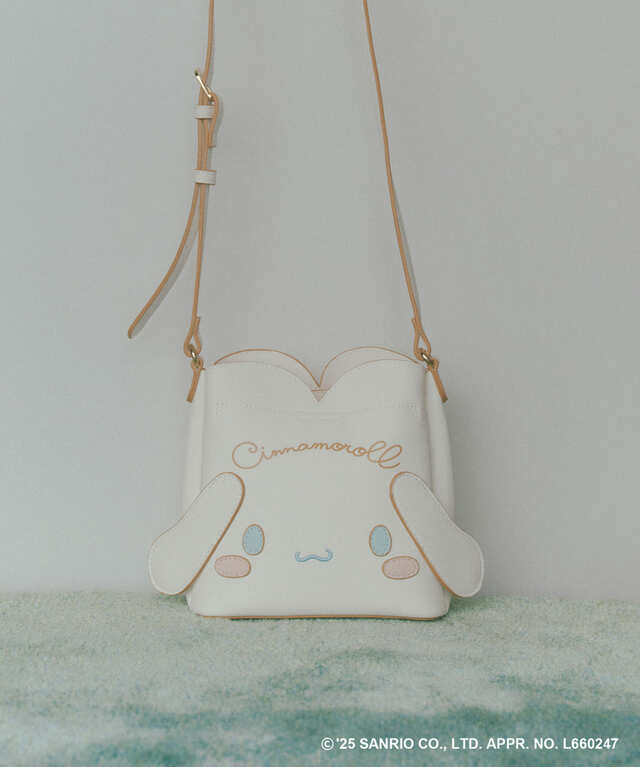 【シナモロール×VIS】「ダブルフェイスハートカットバッグ MINI」ホワイト ￥7,909／前面は定番ハートカットバッグ、背面はキュートなシナモロールの顔が大胆に！