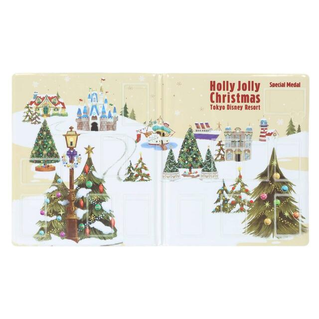 スーベニアメダルブック メダル付 2,000円|東京ディズニーリゾート「ディズニー・クリスマス」スペシャルグッズ|販売店舗:東京ディズニーランド「ディズニー&カンパニー」、東京ディズニーシー「エンポーリオ」|発売日:2025年11月10日(月)