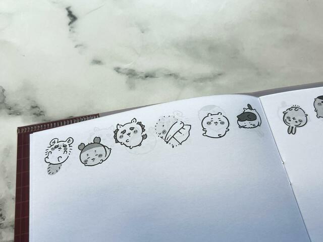 上下に描かれているちいかわたちがキュート