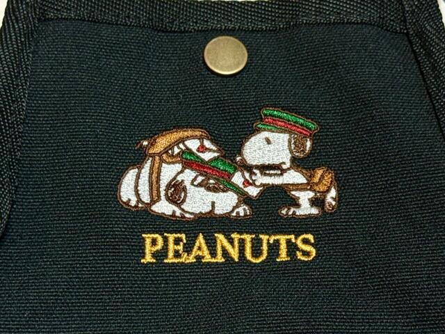 前面に郵便局員に扮したスヌーピー＆オラフの刺繍入りデザイン！