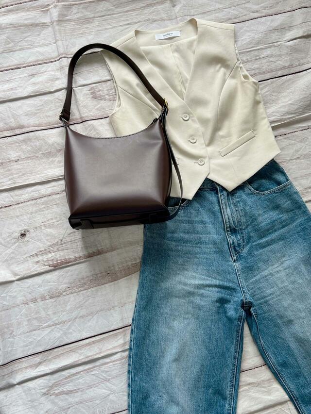 ベスト×ワイドデニムのこなれ感のあるスタイルにも◎