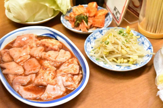 もやしナムルやキムチは200円と良心的な値段