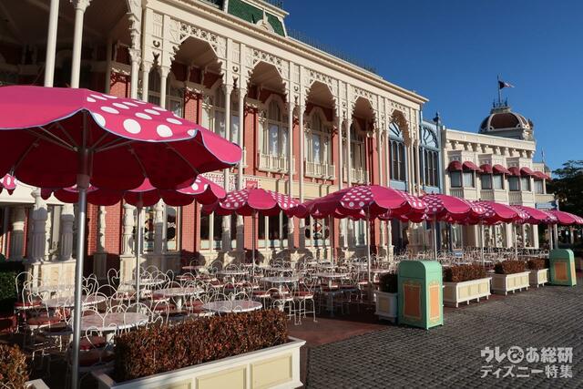 レストランのパラソルもポルカドット