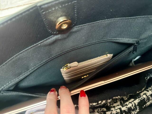 ファスナー付きポケットにはお財布代わりに使っているフラグメントケースをイン