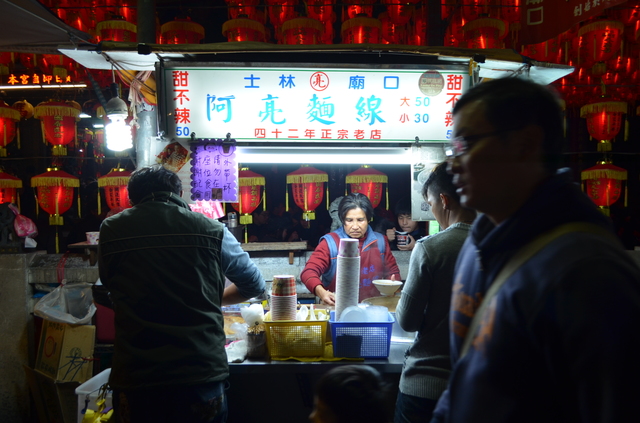 赤提灯に囲まれてお祭りムードの『阿亮麵線』。廟前という集客に有利な立地なので毎日営業している