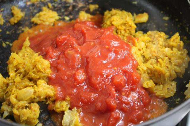 カットトマト缶を入れ、水分を飛ばしながら炒める