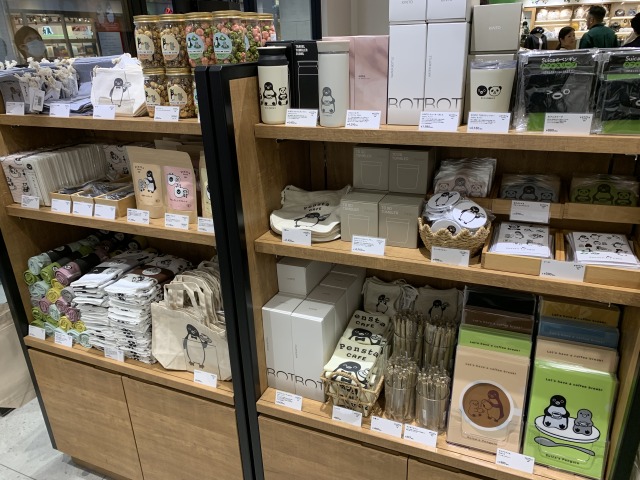 カフェ入り口にあるグッズコーナー