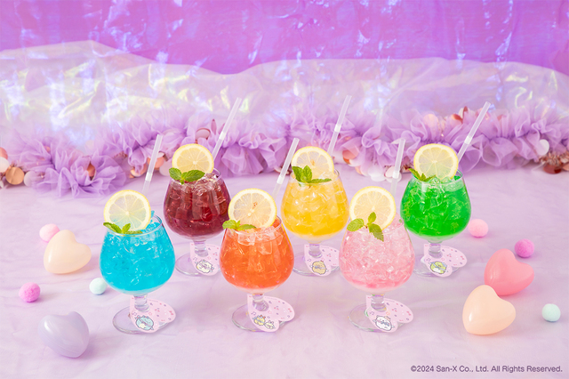 「すみっコのアイドルドリンク」＜価格：税込890円＞【すみっコぐらしの「えびてんのしっぽ」がカフェに♪『すみっコぐらしカフェ～天使なえびてんアイドル～』期間限定オープン！】