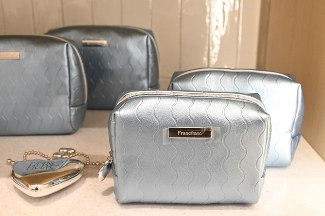 【Francfranc】「メタリックウェーブ ポーチ」2,500円 など