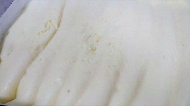 【サイゼリヤ 冷凍ティラミスクラシコ】表面を覆いつくすチーズクリームが贅沢