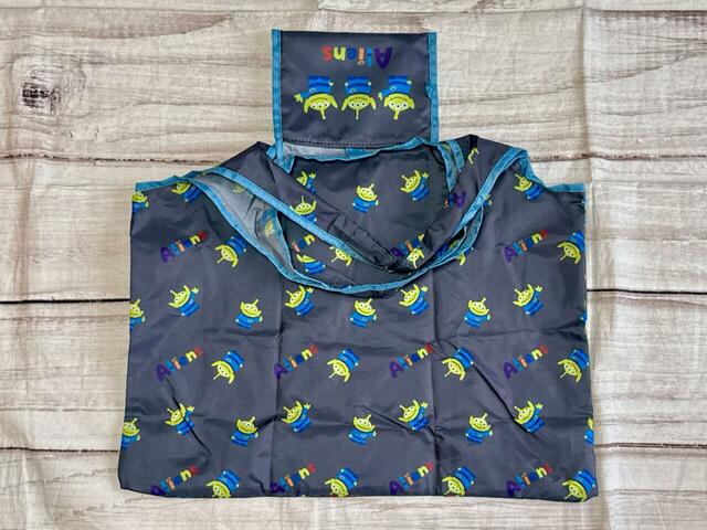 折りたたみ方は、まずポケットを外に出し、持ち手を折りたたみます