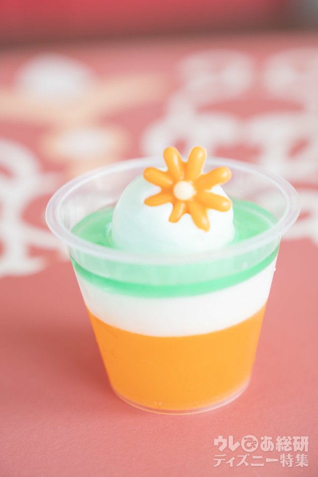 レアチーズムース＆オレンジゼリー、スーベニアカップ付き 900円