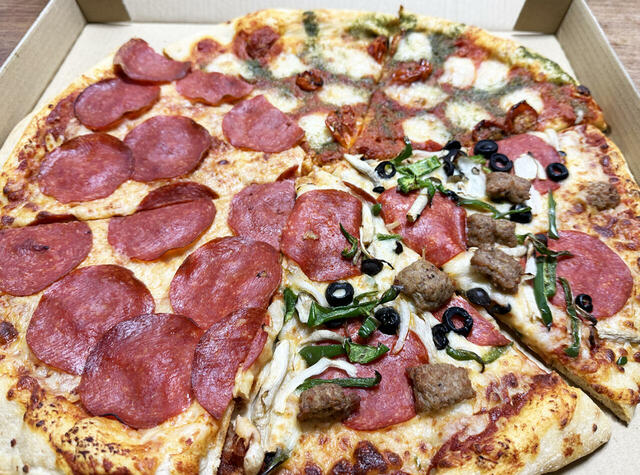 「コストコ」のフードコートの代表的メニュー、ピザ3種を食べ比べ!