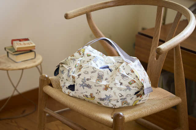 【Shupatto コンパクトバッグ トムとジェリー】Sサイズの大きさは、バッグ使用時は約30×26cm、折りたたみ時は約直径4×6cm