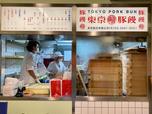 厨房の手前にレジがあり、豚饅を購入する／東京豚饅