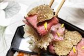 【テイクアウト】ローストビーフもトリュフも全部入り！ お祝いご飯に「魅惑の豪華三段重」