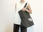 【THE NORTH FACE ザショッパーバッグ】ニット×スラックスの落ち着いたコーデにもしっくり馴染みます