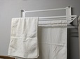 【山崎実業 tower ウォール 折り畳み バスタオルラック】幅65.5cmのワイドサイズなので、バスタオルも広げて干せます◎