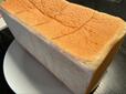 【銀座に志かわ 水にこだわる高級食パン】切るのも一苦労な大ボリュームに期待がふくらむ