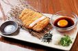関西とんかつのたまらない名店／長崎芳寿豚と地場野菜 くんち（大阪・南森町）　芳寿豚の極上ロースとんかつ 特製黄身おろしポン酢（1296円）