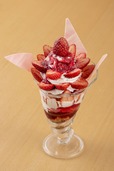 「茶寮伊勢 藤次郎」苺パフェ／1,628 円