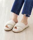 【3COINSの防寒小物グッズ売上ランキング 2位】「ファークロススリッパ」550円（税込）