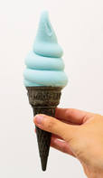 アップルプラントアイスを特別に青く丸い形にし、黒いコーンに載せたIKEA 新宿限定メニュー。IKEA新宿【東京・新宿】