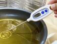 22cm以上のフライパンで、約1ℓの油を170℃に加熱します