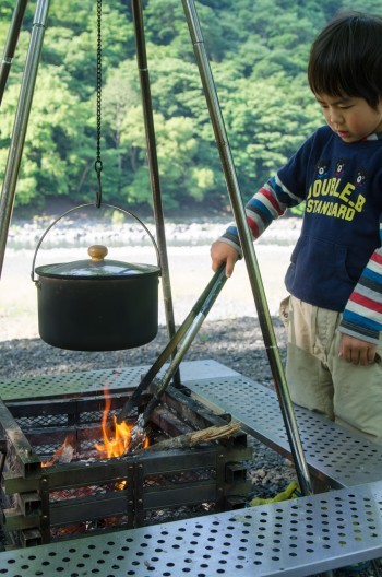 焚き火台 炊飯もダッチオーブンもお任せ アウトドア必須の神アイテム活用法７ 4 5 ハピママ