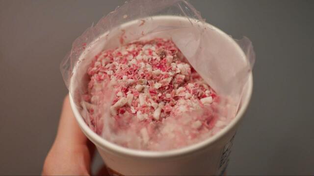 【十勝スロウフード 牛とろフレーク200g】凍った状態の牛とろクレーク