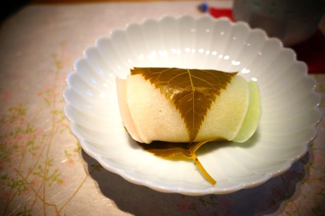 菓匠 花見／三色桜餅（324円）